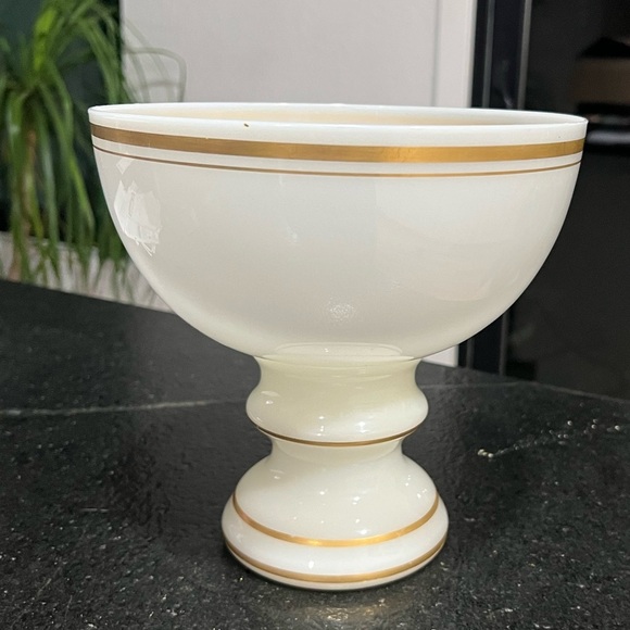 LARGE 9” WHITE PORCELAIN FOOTED BOWL / VASE / GOBLET WITH GOLD ACCENT - Picture 9 of 9
